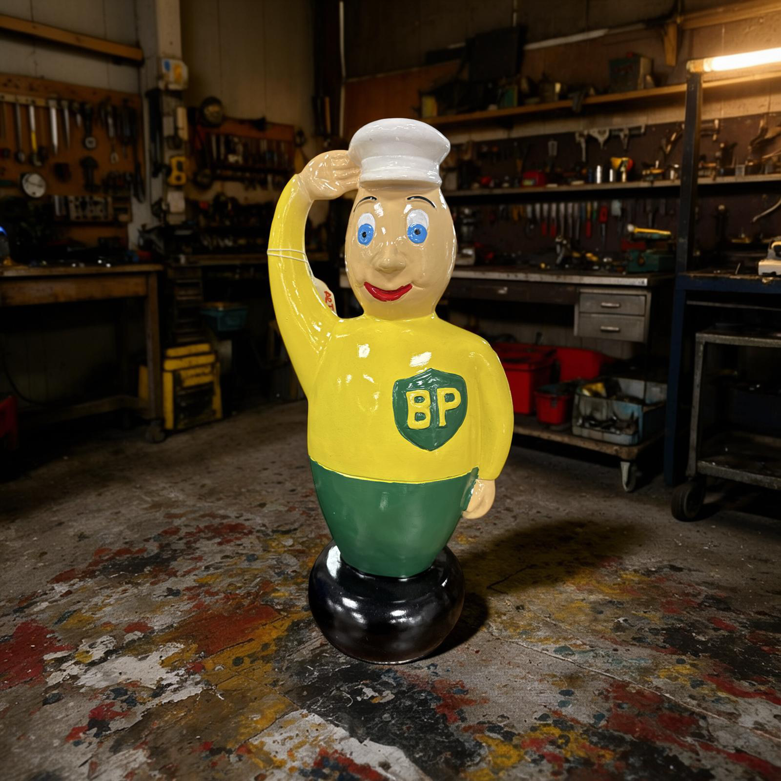 Statua Mascotte BP Vintage – Scultura Iconica - immagine 2